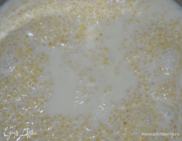 Затем вливаем молоко, добавляем сахар и соль по-вкусу и варим кашу под крышкой на медленном огне. она должна получится вязкой и разваренной. У меня на это ушло примерно 30 минут. 