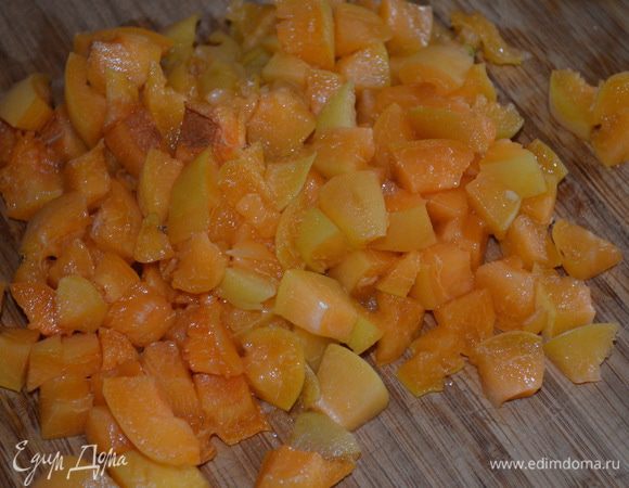 Кашу остудить. Нарезать абрикосы и добавить к каше. Пермешать. 