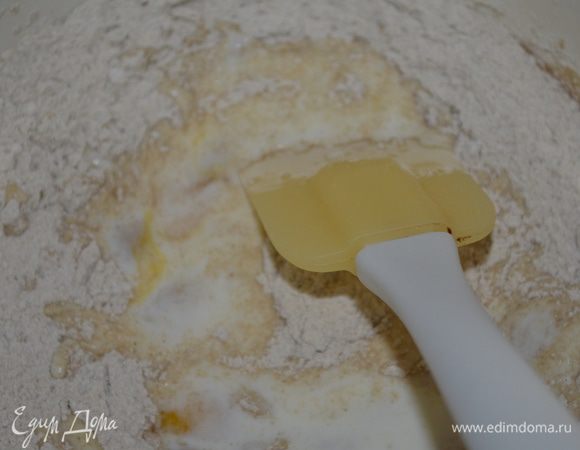 Для теста смешиваем яйцо, кефир и соль. Добавляем частями муку и замешиваем тесто. 