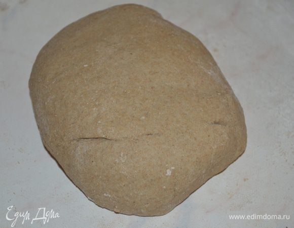 Нужно замесить эластичное тесто, чтобы оно не липло к рукам и столу. Вымесить его как следует и оставить минут на 15 отдохнуть. 