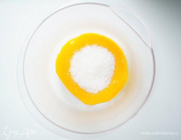 Желтки отделить от белков (белки убрать в холодильник). 
Желтки растереть с сахаром до побеления.
