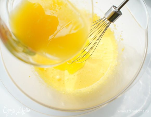 Добавить к желткам растопленное сливочное масло. Перемешать.