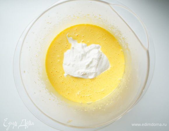 Добавить сметану. Перемешать.