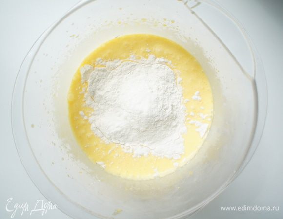 Всыпать просеянную муку с разрыхлителем и ванилином. 