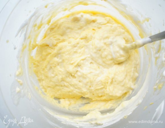 Белки добавить к тесту и аккуратно перемешать до однородного состояния.