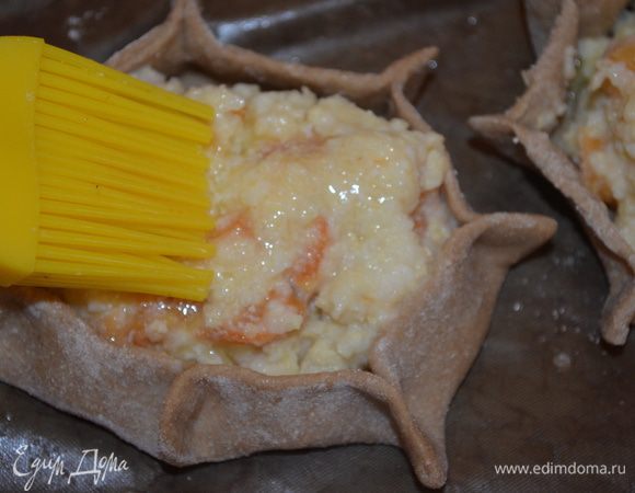 Смазать растопленным сливочным маслом. Выпекать 15 минут при 180 градусах