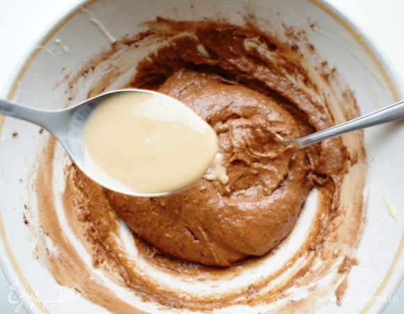 Влить ликер. Перемешать.