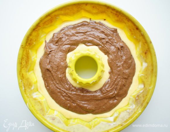 На нее по центру выложить шоколадную часть теста.