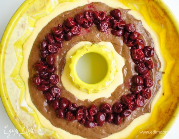 На шоколадное тесто выложить вишни (без косточек).