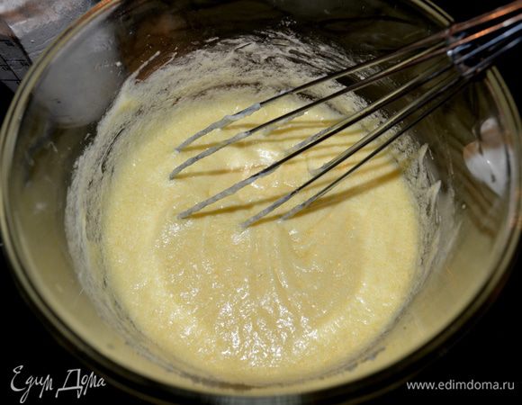 Смажем форму хлебную слив.маслом. Отставим в сторону.
Смешаем муку и разрыхлитель и соль вместе.
Миксером смешаем слив.масло с сахаром примерно 5 мин.,взбивая до мягкого состояния.