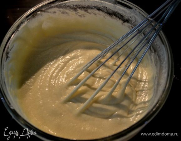 Добавим за раз по одному яйцу в маслянную массу,ванилин. Перемешиваем все время.Затем муку подготовленную и в конце кефир.