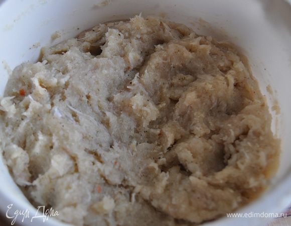 Куски белого хлеба(батона) залить сливками,оставить размокать.
Филе судака нарезать на куски и измельчить с помощью блендера (или пропустить через мясорубку),добавить в рыбный фарш очищенный и измельчённый репчатый лук,размоченный в сливках хлеб,яйцо,измельчённый чеснок,мёд,всё хорошо перемешать,приправить солью и перцем по вкусу