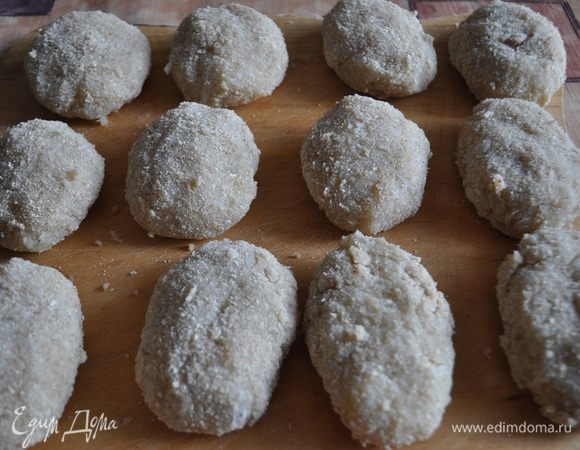 Сформировать котлеты круглой или овальной формы,обвалять в сухарях