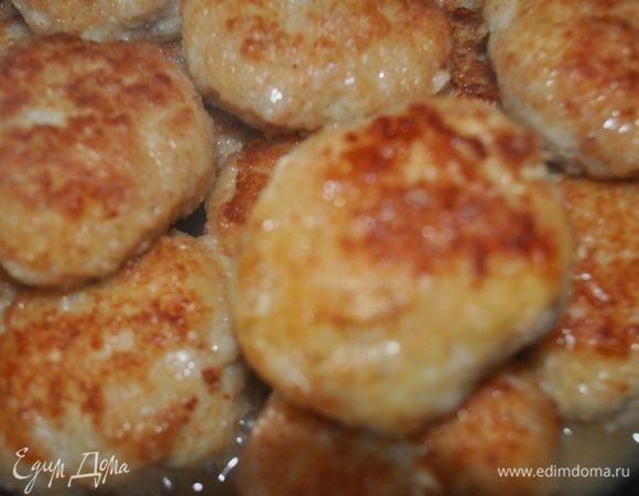 Обжаренные котлеты сложить в подходящую посуду,добавить немножко горячей воды и поставить тушиться на медленном огне минут 10-15