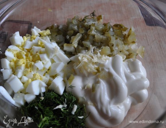 .Пока котлеты тушатся,приготовить соус.
Огурец,яйца,укроп мелко нарезать,чеснок пропустить через "чеснокодавилку",добавить майонез и всё хорошо перемешать.