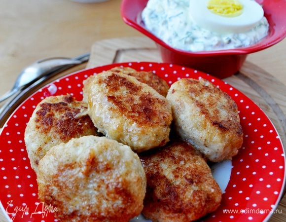 Подавать котлеты с соусом.Приятного аппетита!