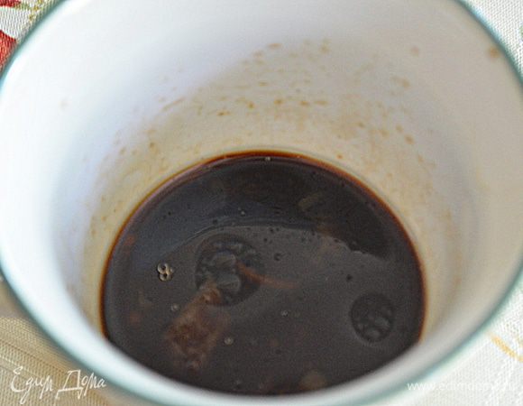 Соевый соус смешать с рисовым уксусом,кунж.маслом и чили соусом.
Отставить в сторону.