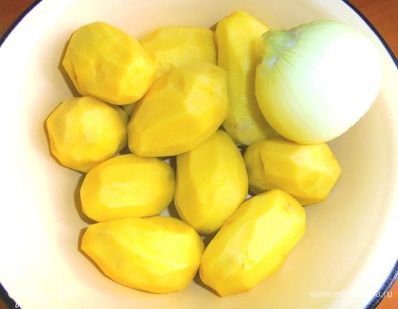 Подготавливаем картофель и лук.