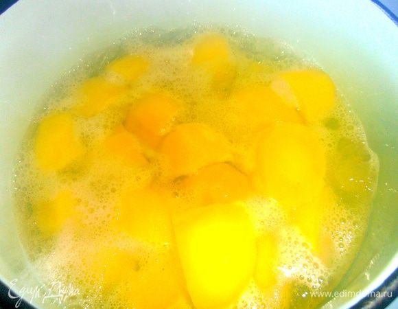 Отвариваем картофель в солёной воде.