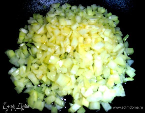 Нарезаем мелко луковицу.
