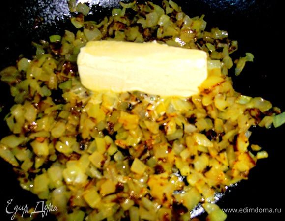 Перед выключением огня добавляем сливочное масло и перемешиваем.