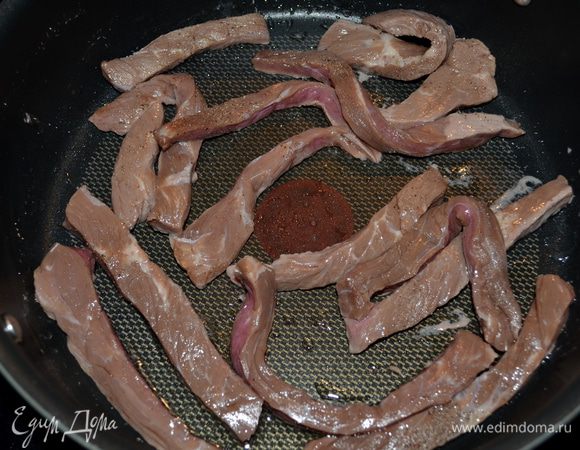 На сковороде разогреть олив.масло, крутим так чтоб покрыло всю поверхность сковороды.Выкладываем говядину полосками,посолив и поперчив.Готовим примерно 4мин.Убираем на тарелку.