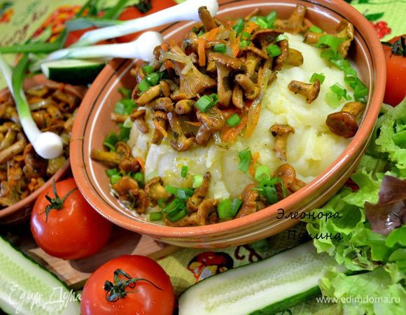 Промываем молоденькие лисички,обжариваем в масле,добавляем соломкой лук порезанный,соломкой морковку,посолить,добавить перец,чеснок и довести до готовности(ушло мин.15-20)