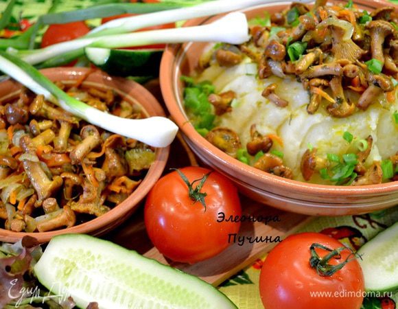 В это время варим картошку,солим.С готовой картошки сливаем воду,добавляем молоко,масло и готовим пюре.