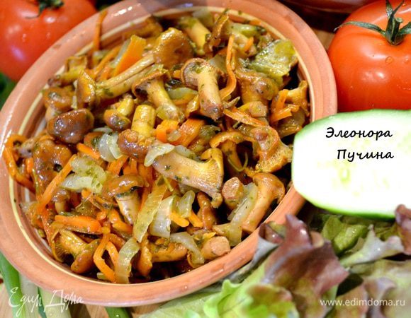 Подать грибы и картошку с овощами,35мин.и ужин готов)