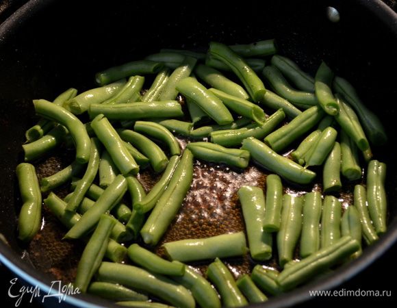 Добавим на сковороду зеленую фасоль и 1/3стак. воды.Закроем крышкой.Готовим примерно 5мин. или до мягк.хрустящ.состояния,если сковорода станет сухой воды добавьте еще.