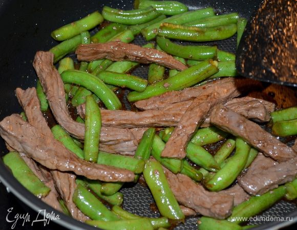 Выльем к фасоли соев.глазурь и наше мясо.Помешиваем все. Разогревая все блюдо/крышкой не закрывать/.