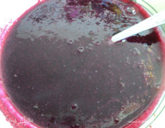 Желатин залить 40мл холодной воды, дать набухнуть. Смородину промыть, положить в сотейник, добавить сахар и воду, кипятить 2-3 мин. Затем протереть через сито. В горячее черносмородиновое пюре добавить распушенный желатин и размешать до его растворения. Охладить пюре до комнатной температуры.