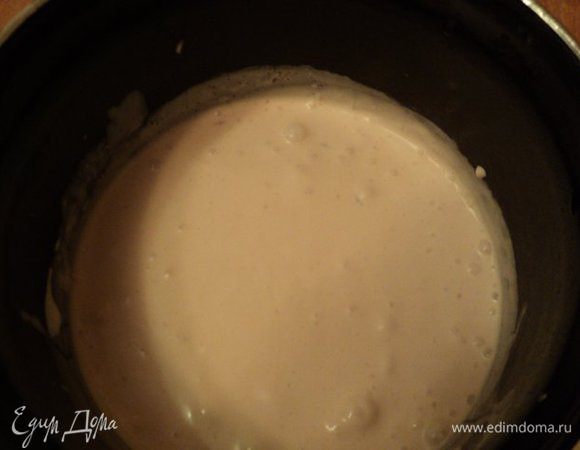 Сливки взбить вместе с йогуртом до загустения и увеличения в объеме. Немного взбитых сливок оставить для украшения.