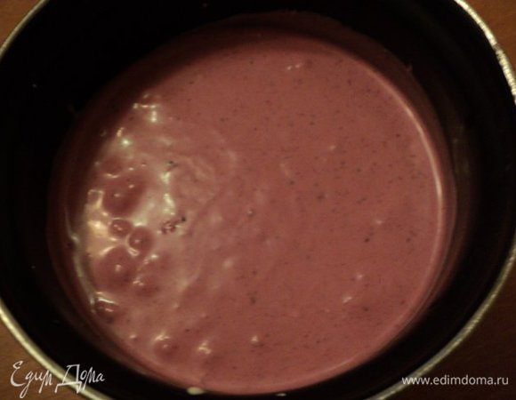 Добавить во взбитые сливки в несколько приемов черносмородиновое пюре, аккуратно размешивая.