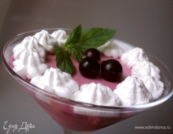 Украсить суфле взбитыми сливками, смородиной и мятой. Приятного аппетита!