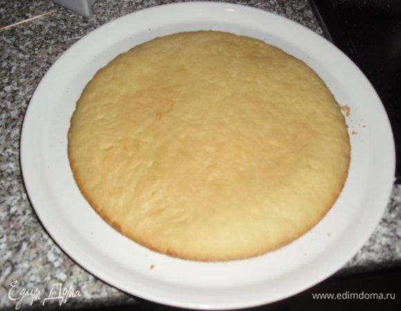 Готовый корж и шарики (выпекать надо до золотистого цвета) вынимаем и даем остыть.
Выше фото шариков и коржа до выпечки, а ниже - как они выглядят в готовом виде.
Это корж.