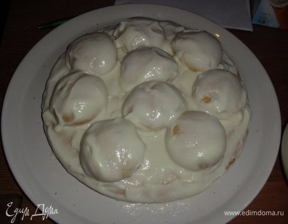 Готовим сметанный крем: 
сметану взбиваем с сахаром до полного растворения сахара и добавляем ванилин на кончике ножа.
Готовый корж промазываем кремом. Шарики обмакиваем в сметанный крем и выкладываем на корж.
Торт украшаем шоколадной глазурью, разноцветной посыпкой, грецкими орехами или ММденс.
Для шоколадной глазури: сметану доводим до кипения, добавляем сахар, маслоа и какао. Постоянно помешиваем, пока все не растопится и не загустеет. Или можно использовать шоколад для выпечки специальный, его надо растопить на водяной бане и полить сверху.