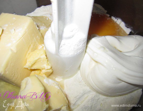 Тесто. муку перетереть с маслом, добавить щепотку соли, разрыхлитель. Добавить масло и яйцо, замесить тесто. Тесто пожно замесить и в комбайне.