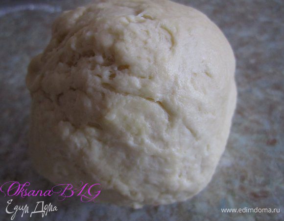Тесто должно получится мягким, слегка липким. Поставить на 20-30 минут в холодильник.