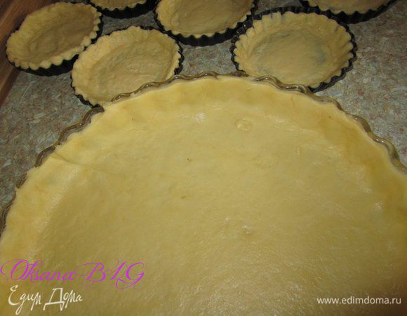 Затем тесто тонко раскатать, выложить в смазанные растительным маслом формы.