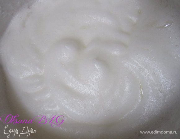 Творожная начинка. Белки отделить от желтков. Белки со щепоткой соли взбить до устойчивых пиков.