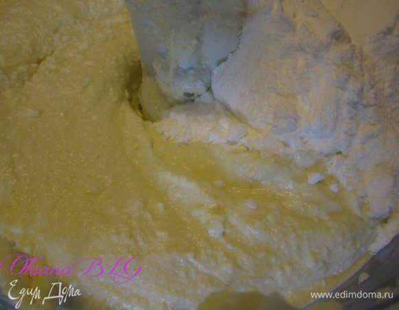 Творог, яйца, сахар ,сметану перемешать в блендере или комбайне.