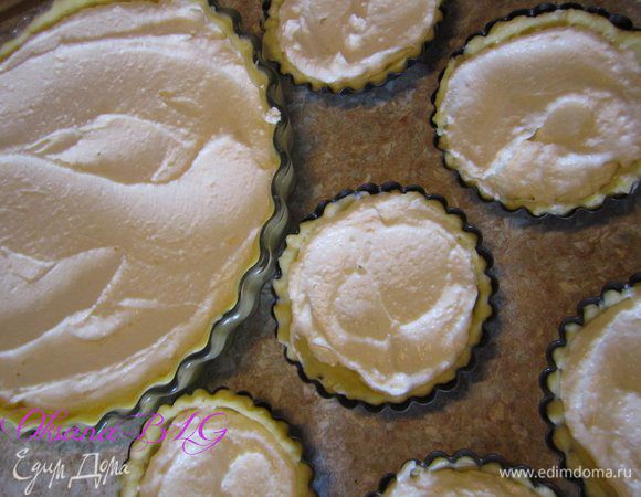 Разложить творог на тесто. 