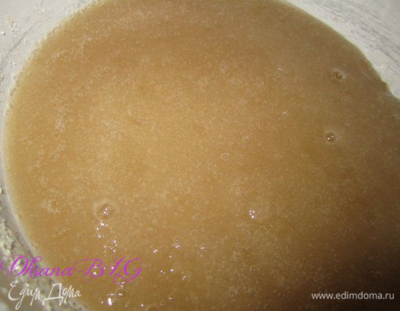 Сварить карамель. сахар, воду, лимонный сок перемешать, поставить на огонь, не мешая сварить светло коричневую карамель.