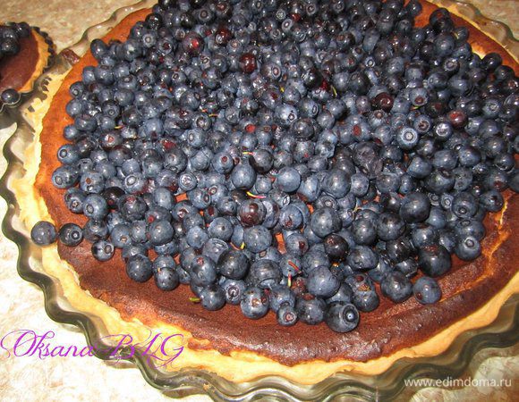 Чернику выложить на приготовленную запеканку.