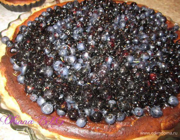 Залить карамелью. заливать тоненькой струйкой, чтобы карамель распределилась по всем ягодам. Поставить в духовку на 3-5 минут, при температуре 190-200 градусов.