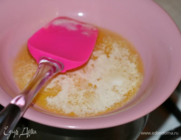Добавить, растопленное на водяной бане, масло. Хорошо размешать.