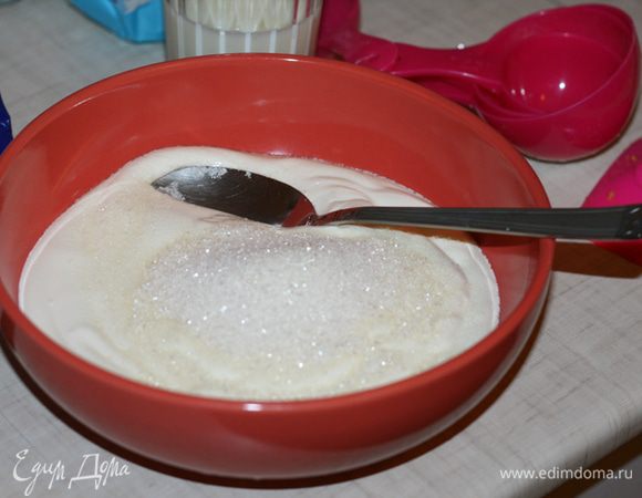 Желатин залить 4 ст.л. воды и оставить набухать. Тем временем сметану смешать с 2 ст.л сахара. 