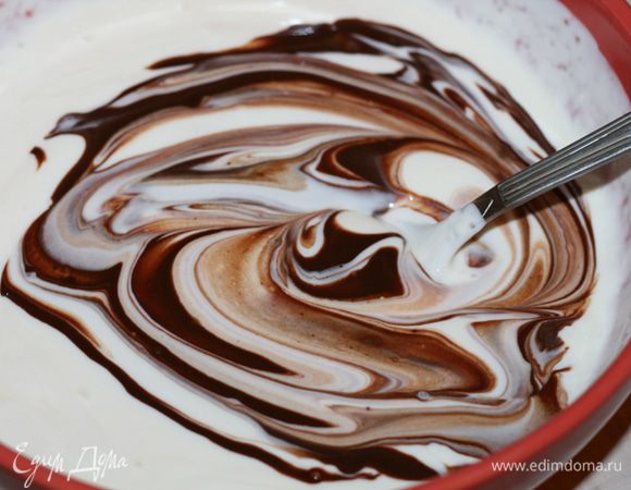 Крем: В сметану добавить шоколад.