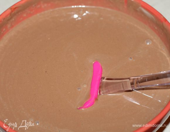 Желатин нагреть на водяной бане, пока полностью не растворится. Добавить в крем и хорошо перемешать.